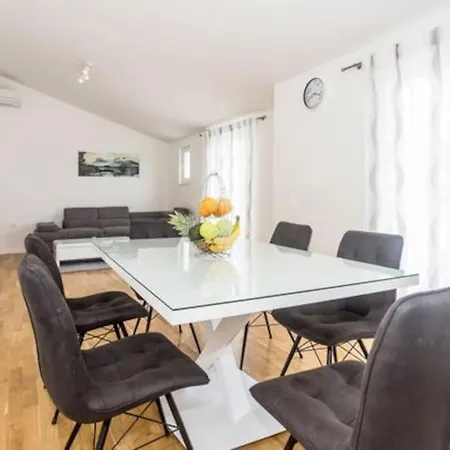 Spacious Floor With 3 Bdr & Balconies דירה *
