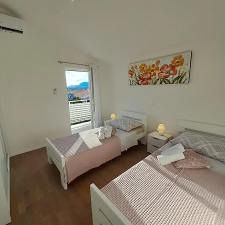 Spacious Floor With 3 Bdr & Balconies דירה *