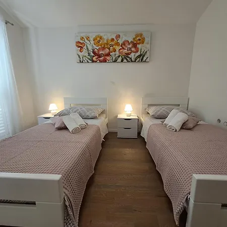 דירה Spacious Floor With 3 Bdr & Balconies *