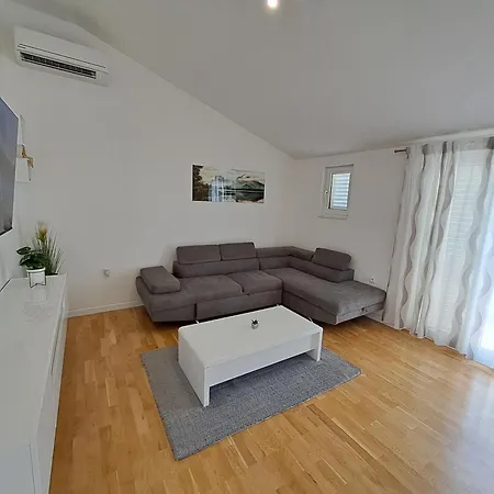 דירה Spacious Floor With 3 Bdr & Balconies *