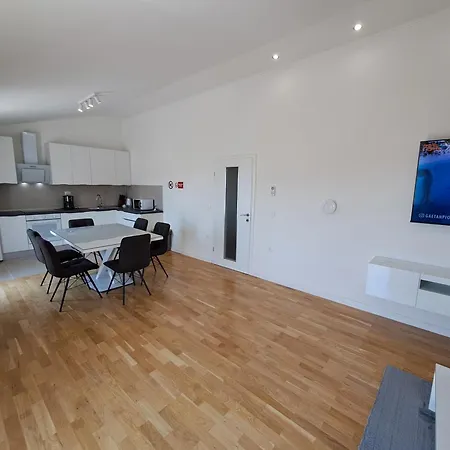 Spacious Floor With 3 Bdr & Balconies דירה *