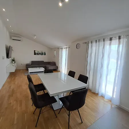 Spacious Floor With 3 Bdr & Balconies * פודסטראנה