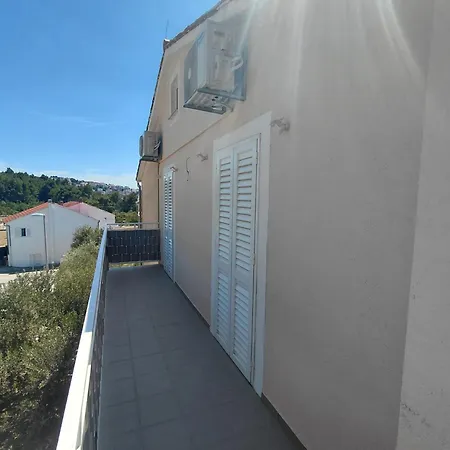 Spacious Floor With 3 Bdr & Balconies דירה פודסטראנה
